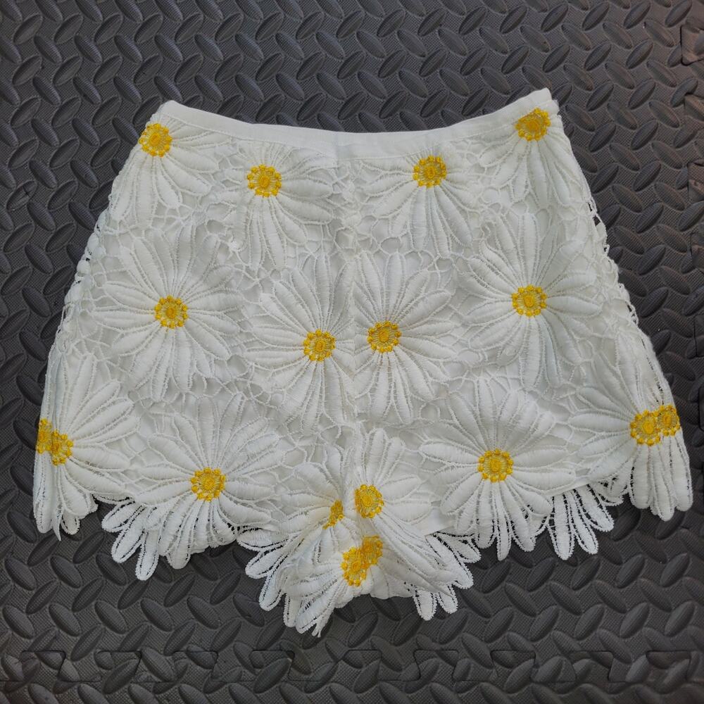 SAYLOR White Daisy Embroidered Lace Shorts Size XS Cottagecore Fairycore